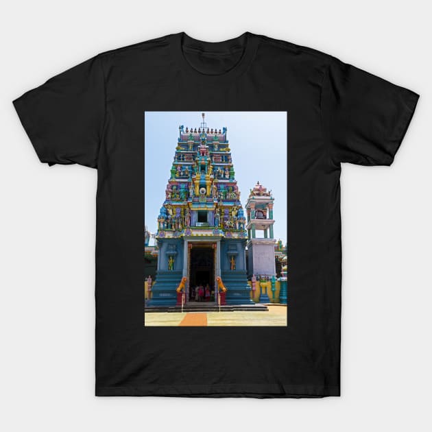 Tellippalai Temple, Jaffna. T-Shirt by bulljup